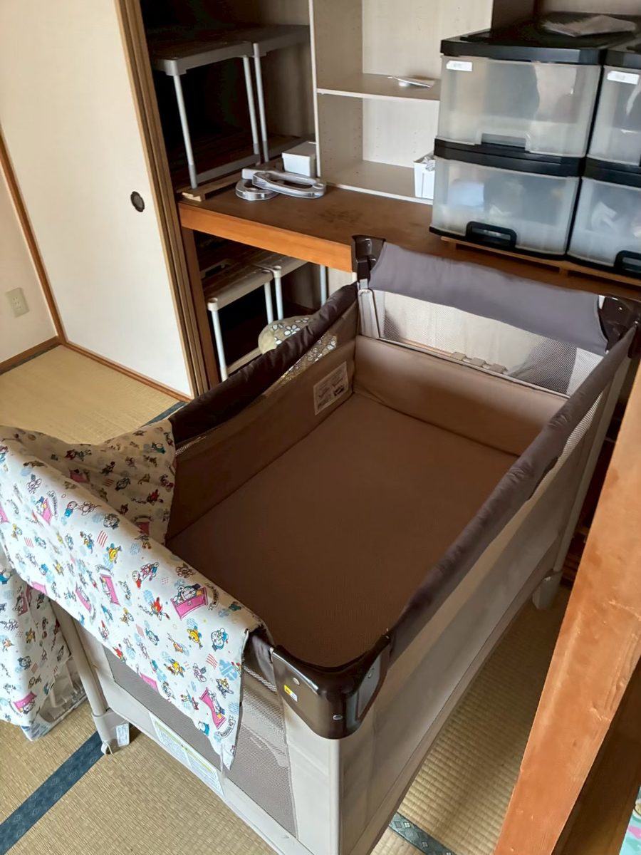 作業前：ベビーベッドと収納棚
