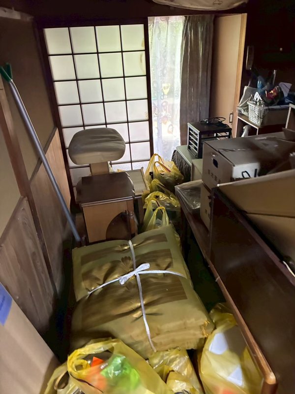 作業前：和室に積まれた家財と寝具（上京区）