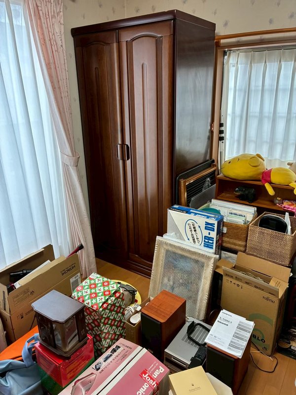 作業前：洋室の洋服だんすと箱物（長岡京市）